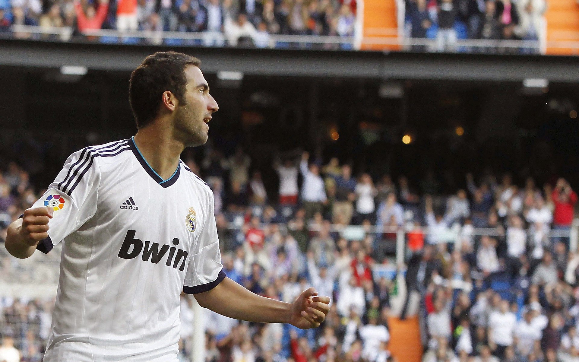 利雅得胜利主场大胜,C罗贡献一传一射,利雅得足球