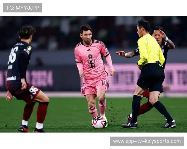 梅西出现在街头篮球场与市民友谊赛，低调亲民爆红