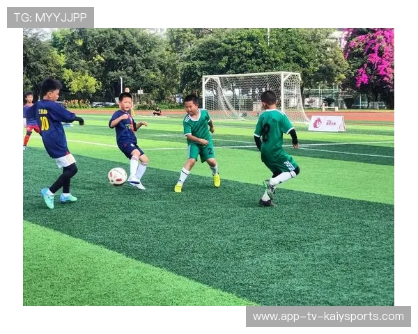 足球队长怒吼队友：跑起来，冲刺未来！